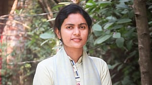 হলফনামা: প্রবাসী স্বজন ও গণচাঁদায় মনীষার ভোট