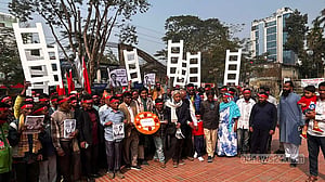 বরিশাল-৫: শহীদদের প্রতি শ্রদ্ধা জানিয়ে প্রচারে নামলেন বাসদের মনীষা