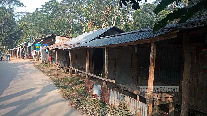 বরিশালে যুবলীগ কর্মী ছেলেকে না পেয়ে বাবাকে তুলে নিল পুলিশ
