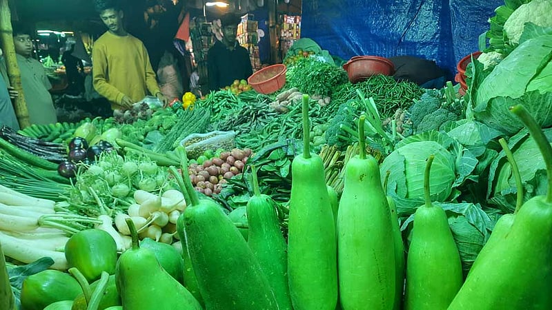 ‘সব আইতারে, ঠান্ডায় সবজির ট্রাক আইতারে না’