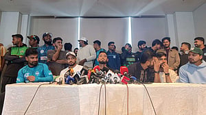 অনড় অবস্থান থেকে ছাড় দিয়ে ক্রিকেটারদের নতুন দাবি