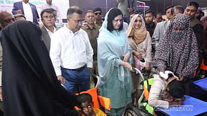 তারেক-জুবাইদা দিলেন হুইল চেয়ার, শিশুরা দিল নিজেদের তৈরি হস্তশিল্প
