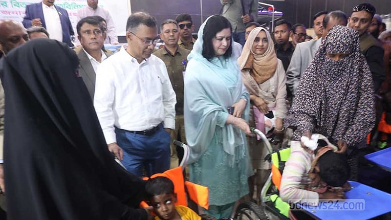 তারেক-জুবাইদা দিলেন হুইল চেয়ার, শিশুরা দিল নিজেদের তৈরি হস্তশিল্প