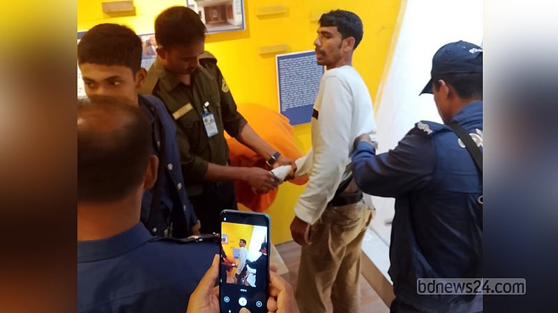 বরগুনা জেলা প্রশাসক কার্যালয়ের অফিস সহকারীকে ‘হত্যার হুমকি’, যুবক আটক