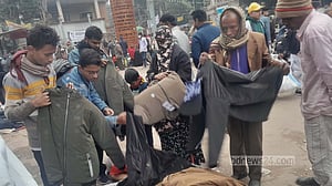 শীতের দাপট বগুড়ায়, ‘কম দামে’ ফুটপাতেই ভরসা মধ্যবিত্তের