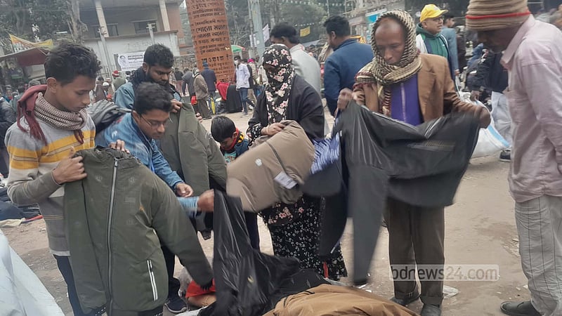 শীতের দাপট বগুড়ায়, ‘কম দামে’ ফুটপাতেই ভরসা মধ্যবিত্তের
