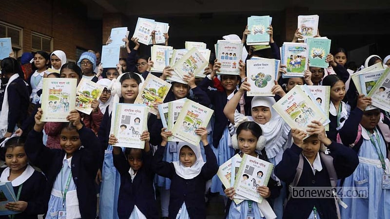 সব বই পাচ্ছে প্রাথমিক পড়ুয়ারা, মাধ্যমিকে ‘মুখ গোমড়া’