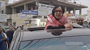 পথসভার মঞ্চ ভেঙে দেওয়ার অভিযোগ রুমিন ফারহানার
