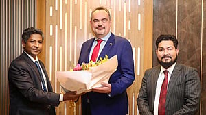 ঢাকায় পৌঁছালেন নতুন মার্কিন রাষ্ট্রদূত ক্রিস্টেনসেন