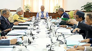 নির্বাচনের আগে দ্রুত লুটের অস্ত্র উদ্ধারের নির্দেশ প্রধান উপদেষ্টার