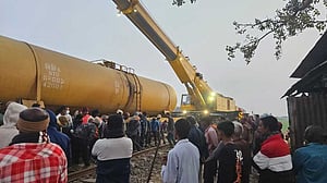 চাঁপাইয়ে লাইনচ্যুত তেলবাহী ট্রেন ৮ ঘণ্টা পর উদ্ধার