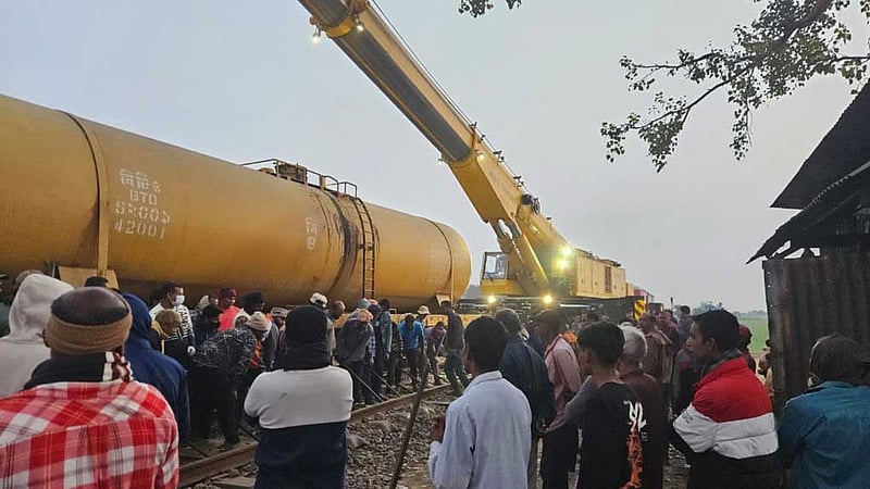 চাঁপাইয়ে লাইনচ্যুত তেলবাহী ট্রেন ৮ ঘণ্টা পর উদ্ধার