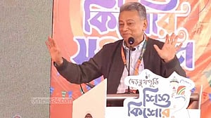 কোনো বিশেষ কারণে ভোট দেওয়ার কথা সরকারের বলা উচিত না: আমীর খসরু
