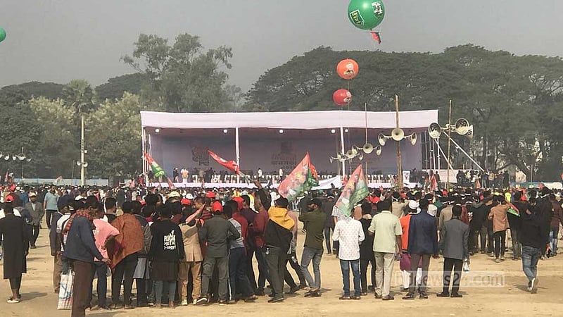 ভোর থেকে পলোগ্রাউন্ডে জড়ো হচ্ছে মানুষ