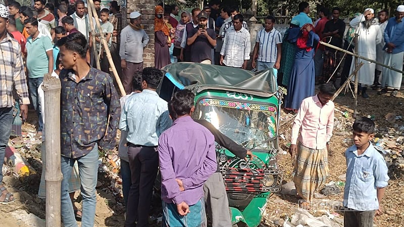 মিরসরাইয়ে দাঁড়িয়ে থাকা অটোরিকশাকে ট্রাকের ধাক্কা, তরুণ নিহত