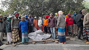 চুয়াডাঙ্গায় ট্রাক চাপায় আলমসাধু আরোহীর মৃত্যু