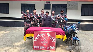 চুয়াডাঙ্গায় ৬৬ লাখ টাকার সোনার বারসহ ‘পাচারকারী’ আটক