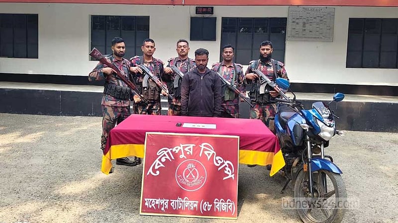 চুয়াডাঙ্গায় ৬৬ লাখ টাকার সোনার বারসহ ‘পাচারকারী’ আটক