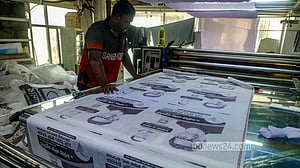 ভোটের প্রচারে কাপড়ের ব্যানার-ফেস্টুন