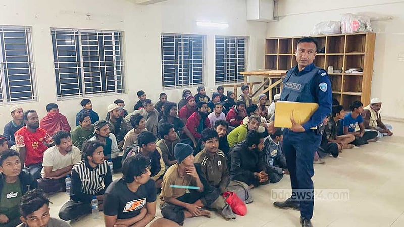 মিয়ানমারে ব্যাপক গোলাগুলি, অনুপ্রবেশকারী ৫২ রোহিঙ্গা আটক
