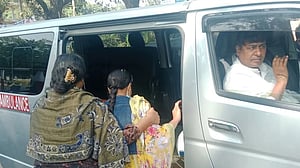 চট্টগ্রাম বিশ্ববিদ্যালয়ের শাটল ট্রেনে পাথর নিক্ষেপ, শিক্ষার্থী আহত