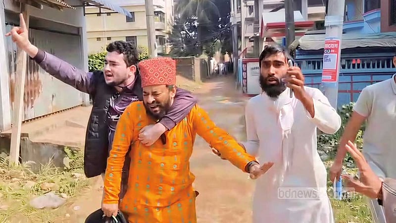 আওয়ামীপন্থি শিক্ষককে টেনেহিঁচড়ে প্রক্টর অফিসে নিলেন চাকসু নেতারা