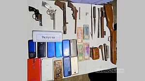 কুমিল্লায় ৩৪৩ জন ‘সন্ত্রাসীর’ তালিকা ধরে অভিযান চালাচ্ছে পুলিশ