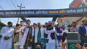 আগে বাসের ভেতর থেকে নামুন-দেশের অলিগলি হেঁটে দেখুন: তারেককে আসিফ