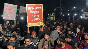গাজীপুরে মহাসড়ক অবরোধ করে ডিপ্লোমা শিক্ষার্থীদের বিক্ষোভ