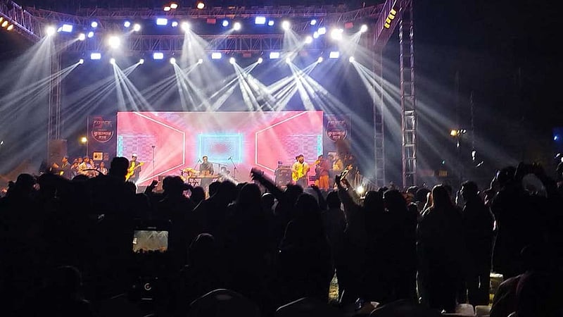 ডাকসুর কনসার্টে বিনামূল্যে সিগারেট বিতরণ, সমালোচনা-ক্ষোভ