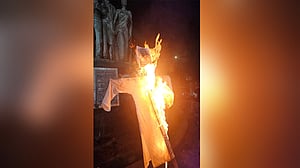 ডাকসুকে ‘মাদকের আড্ডা-বেশ্যাখানা’ বলা জামায়াত নেতার কুশপুত্তলিকা দাহ