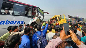 ফরিদপুরে বাসের সঙ্গে ট্রাকের সংঘর্ষে নিহত ২