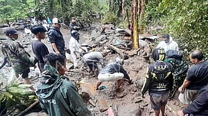 ইন্দোনেশিয়ায় হড়কা বানে ১৪ জনের মৃত্যু, নিখোঁজ ৪
