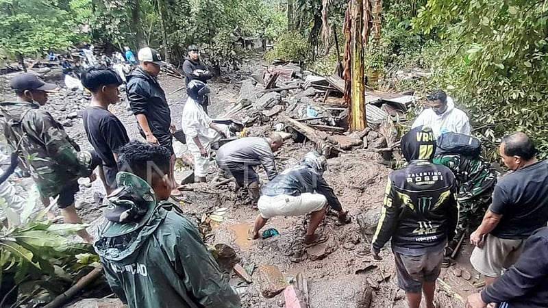 ইন্দোনেশিয়ায় হড়কা বানে ১৪ জনের মৃত্যু, নিখোঁজ ৪