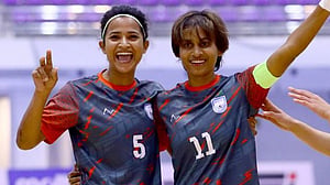 পাকিস্তানকে উড়িয়ে শিরোপার কাছে সাবিনারা