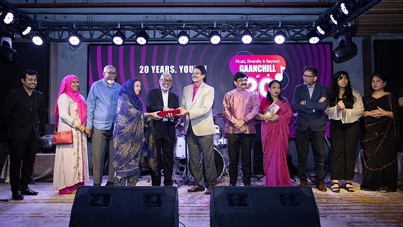 দুই দশকে গানচিল, সম্মাননা পেলেন নকীব খান, কুমার বিশ্বজিৎ ও রেজা রহমান