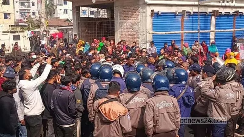 গাজীপুরে বেতনের জন্য সড়কে শ্রমিক বিক্ষোভ, কাঁদুনে গ্যাস