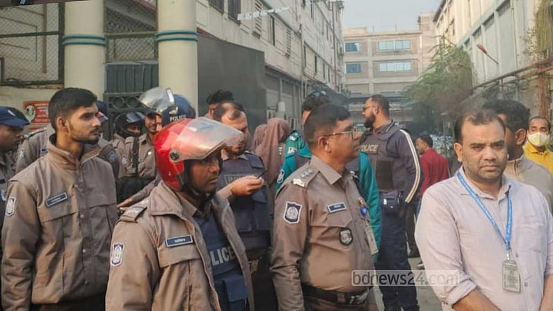 গাজীপুরে শ্রমিক বিক্ষোভ, পুলিশের সঙ্গে সংঘর্ষের পর কারখানা বন্ধ ঘোষণা