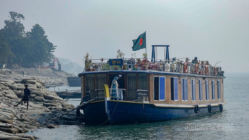 পদ্মার বুকে ঘুরে আসাই যায় হাউজবোটে চড়ে