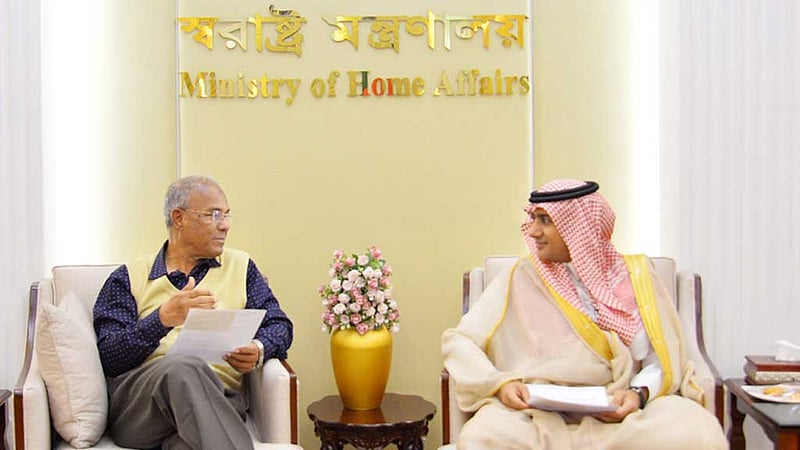 সৌদিতে বাংলাদেশের পাসপোর্টে রোহিঙ্গাদের আগ্রহ কম: স্বরাষ্ট্র উপদেষ্টা