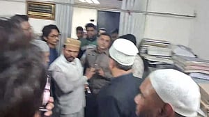 ‘প্রার্থীর ওপর হামলা চেষ্টা’: চকবাজার থানায় জামায়াত, বিষয়টি ‘অন্যরকম’ বলছে পুলিশ