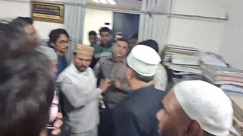 ‘প্রার্থীর ওপর হামলা চেষ্টা’: চকবাজার থানায় জামায়াত, বিষয়টি ‘অন্যরকম’ বলছে পুলিশ