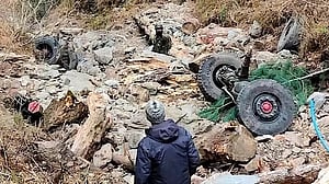 জম্মু-কাশ্মীরে গাড়ি খাদে পড়ে ১০ ভারতীয় সেনা নিহত
