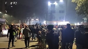 জকসুর ফলাফলের মুহূর্তে বহিরাগতদের ভিড়