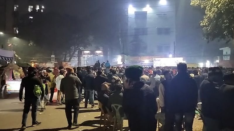 জকসুর ফলাফলের মুহূর্তে বহিরাগতদের ভিড়