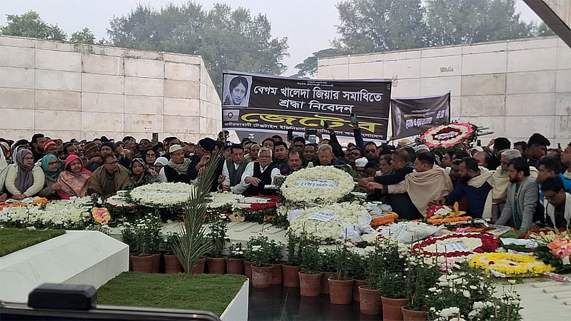 খালেদা জিয়ার কবরে নব্বইয়ের ছাত্র ঐক্যের শ্রদ্ধা