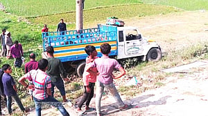 কিশোরগঞ্জে পিকআপ ভ্যান নিয়ন্ত্রণ হারিয়ে সড়কের নিচে, নিহত ২