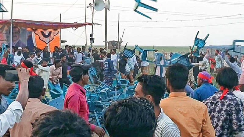 অষ্টগ্রামে নির্বাচনি জনসভায় চেয়ারে বসা নিয়ে বিএনপির দুই পক্ষের সংঘর্ষ