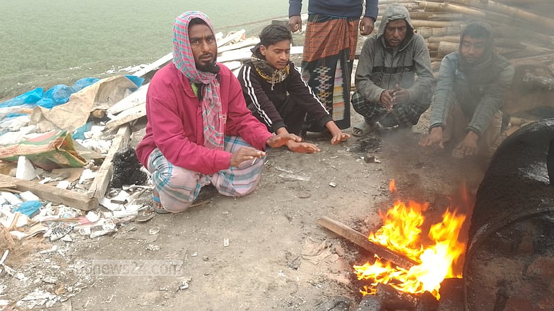 শীতে স্থবির কুড়িগ্রামে খেটে খাওয়া মানুষের ভোগান্তি