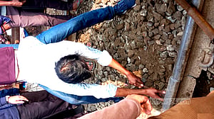 রেলপথে মাছ বাজার: কুষ্টিয়ায় পাত ভেঙে বিলম্বে মধুমতি এক্সপ্রেস